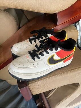 Nike Low-Top Sneakers White Black Red Yellow Rayguns